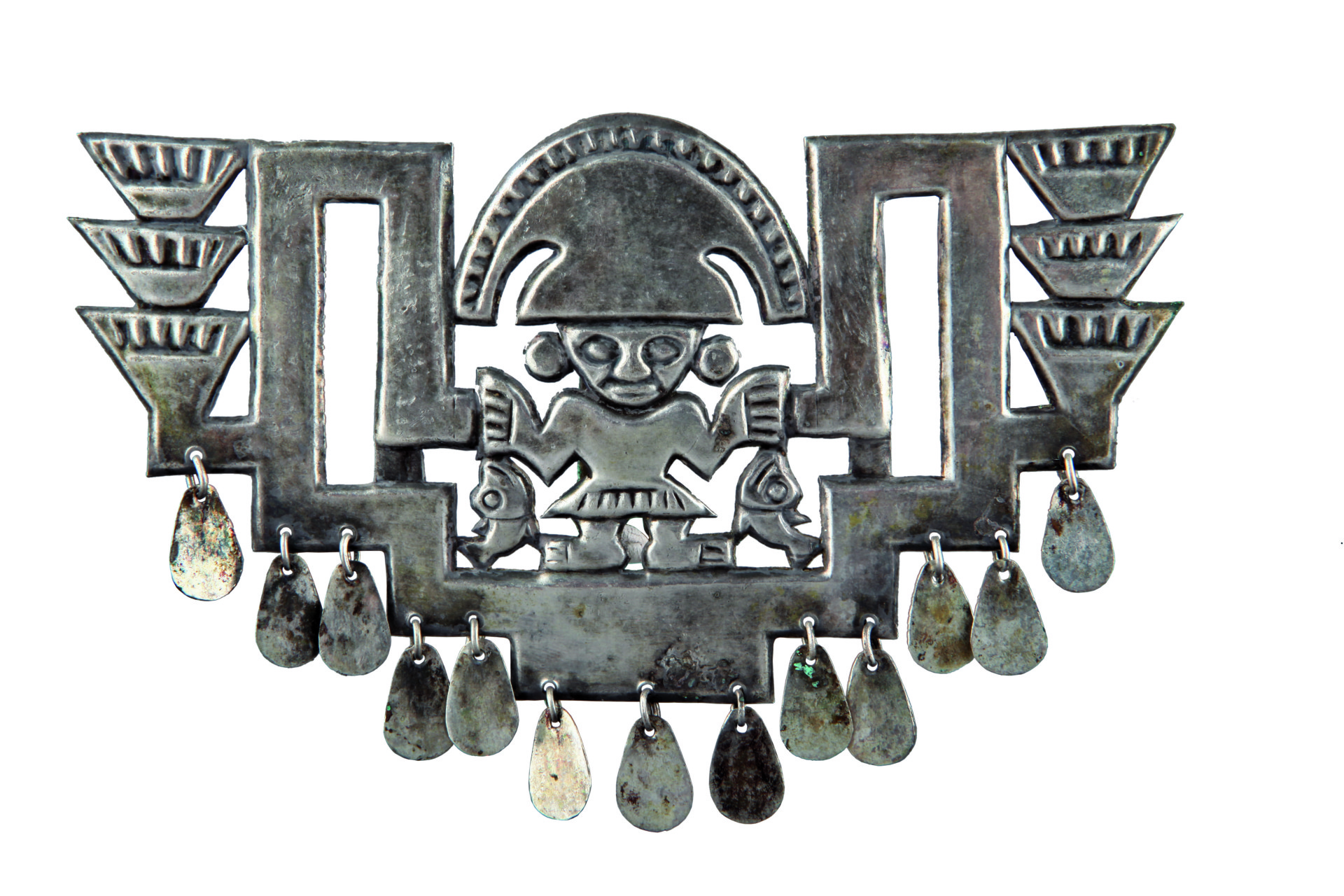 Nariguera que representa a un ancestro divinizado sobre una estructura escalonada. Chimú, 1100 – 1470 d.C. Plata. 8 x 1,3 x 12 cm © Archivo Museo Larco
